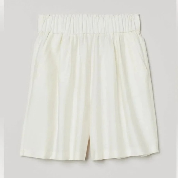 H&M Pants - H&M White Shorts NWOT M Size